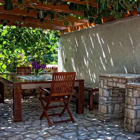 Alexandra Πούλα